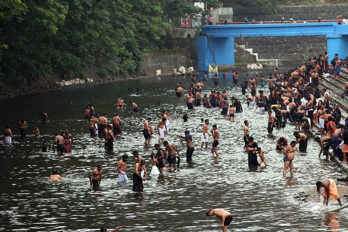 നീന്തൽ അറിയാമോ ? 18 – 45 പ്രായം ? 